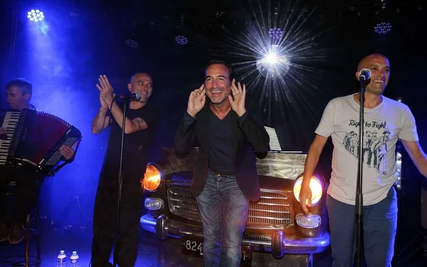 Jean Dujardin sur scène lors d'un spectacle à Angoulême.