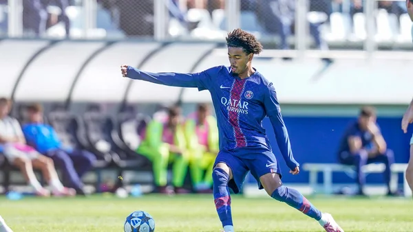 Mathis Jangéal en action sous le maillot du PSG U19.