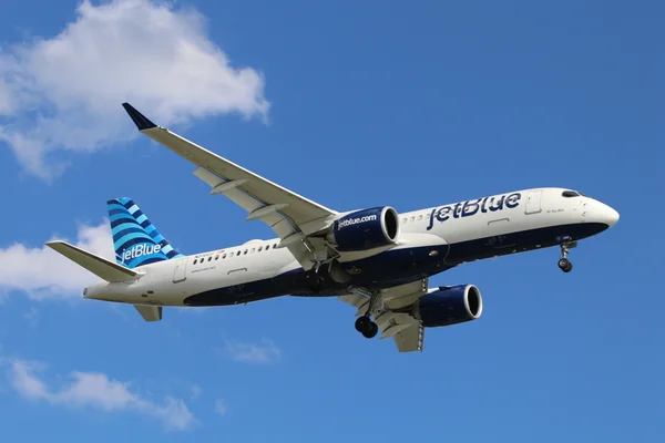 Un JetBlue A220-300 en approche à Boston.