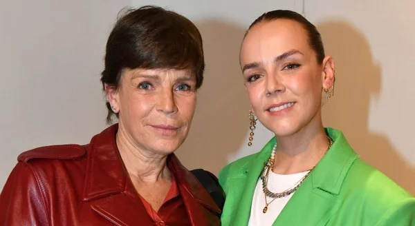 Deux femmes en vestes colorées posant lors de la Fashion Week.