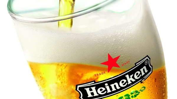 Une Heineken fraîchement tirée, avec sa mousse et son logo emblématique.