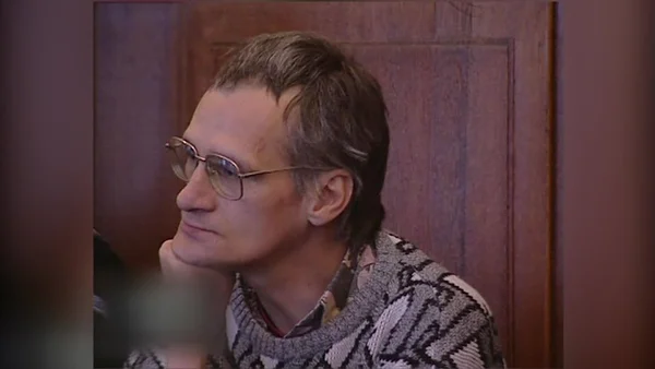 Francis Heaulme dans une salle d'audience, le menton appuyé sur la main.