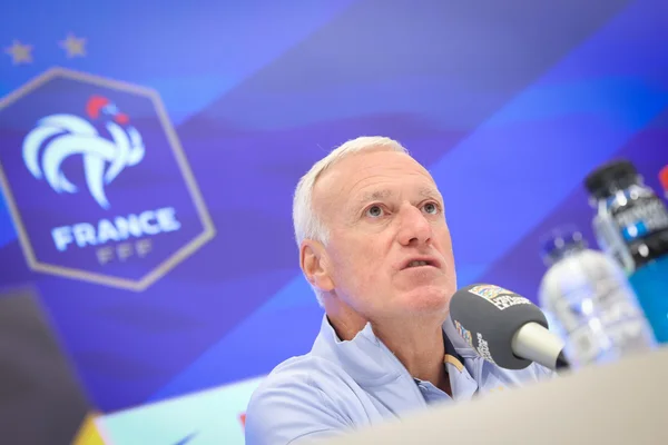 Didier Deschamps en conférence de presse avec l'équipe de France.