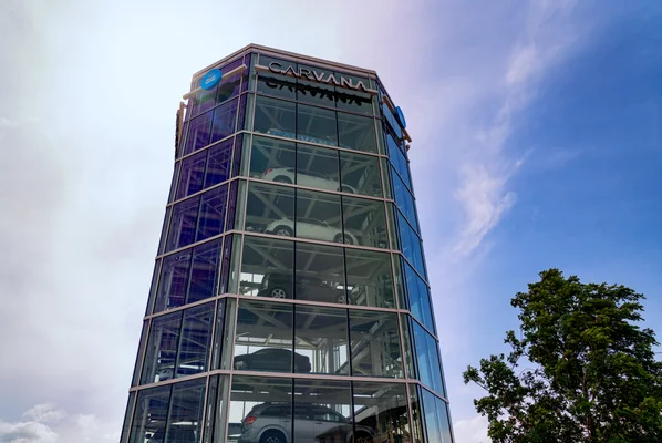 Détail de la tour Carvana avec le logo en lettres argentées.