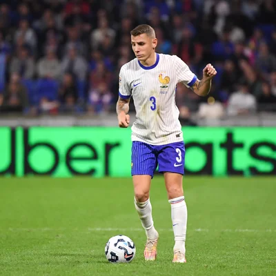 Lucas Digne en action sous le maillot blanc des Bleus.