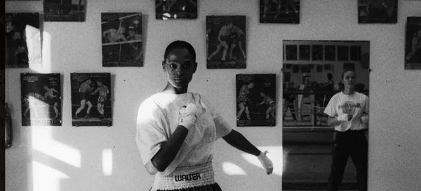 Un jeune boxeur en pleine action, image de l'exposition « Aux origines » au Palais de la Porte Dorée.
