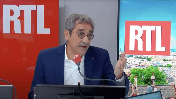 Serge Papin en interview sur RTL, micro à la main.