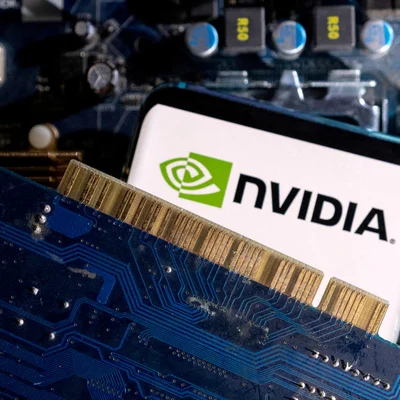 Carte graphique Nvidia sur une carte mère bleue.