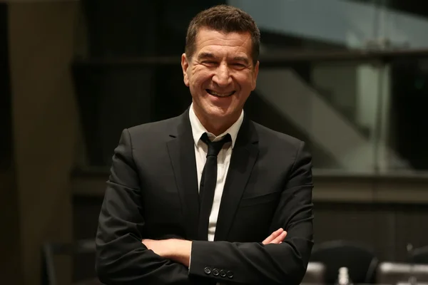 Matthieu Pigasse, banquier d'affaires, affichant un sourire confiant.