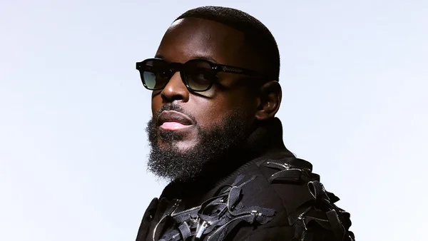 Portrait de KeBlack, artiste de rap et de R&B français.
