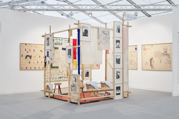Installation contemporaine dans l'exposition « Aux origines », mêlant dessins, textiles et objets.