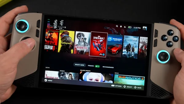 Console portable sous SteamOS avec sticks lumineux bleus, probablement un modèle tiers.