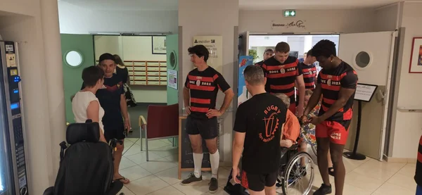 Des rugbymen du club de Maîche échangent avec des résidents dans le hall de l'Ehpad.