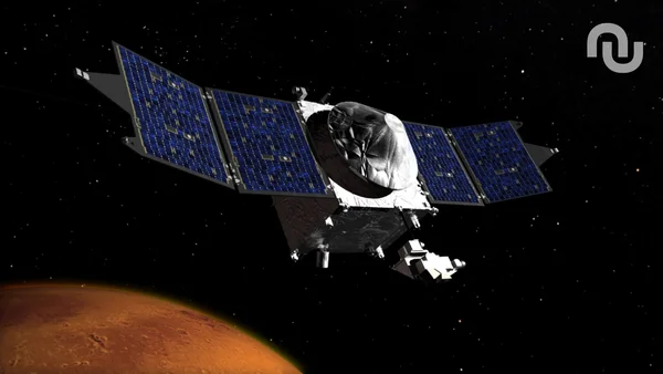 Illustration de la sonde MAVEN en orbite martienne (image avec logo).