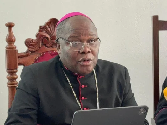 Mgr Osório Citora Afonso, évêque de Quelimane, lors d'un entretien.