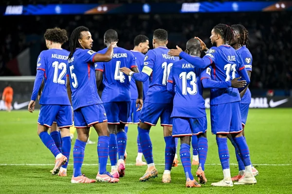 Les Bleus célèbrent un moment fort sur la pelouse.