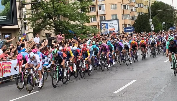 Paul Magnier (maillot violet) au cœur du peloton lors de la 3e étape du Tour d'Italie 2026 à Sofia, Bulgarie.