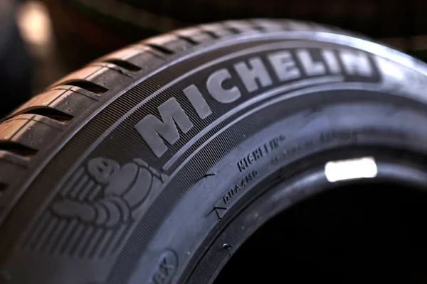 Gros plan sur le flanc d'un pneu Michelin avec la mascotte Bibendum.
