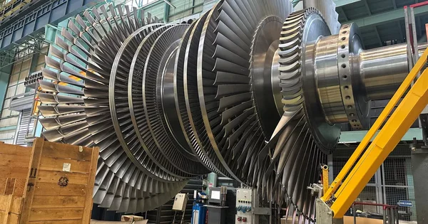 Rotor de turbine Arabelle Solutions dans l'usine de Belfort, symbole de la renaissance industrielle.