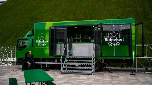 Le camion-laboratoire Heineken Studio Truck, bar itinérant ouvert sur la route de l'innovation.