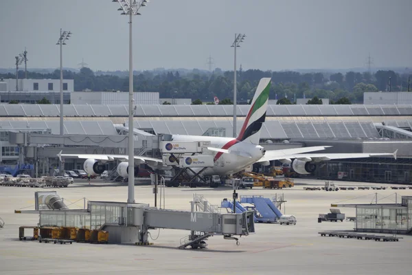 Un Airbus A380 d'Emirates au Terminal 1 de l'aéroport de Munich, en service de ravitaillement.