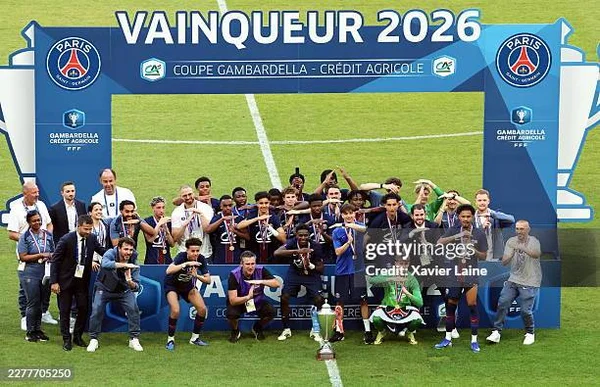 Les joueurs du PSG U19 fêtent leur victoire avec le trophée de la Coupe Gambardella.