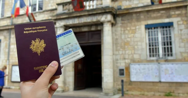 Passeport et carte d'identité illustrant l'usurpation d'identité.