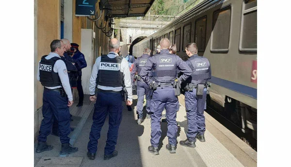 Des policiers et agents SNCF sur un quai de gare lors de l'arrestation du fraudeur.