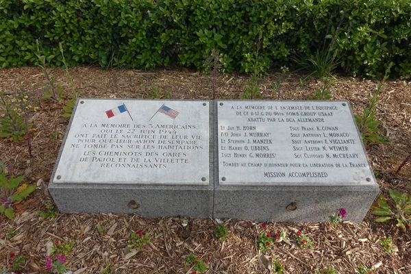 Plaque 'Mission Accomplished' aux Jardins Rosa-Luxemburg à Paris, hommage aux aviateurs américains de la Seconde Guerre mondiale.