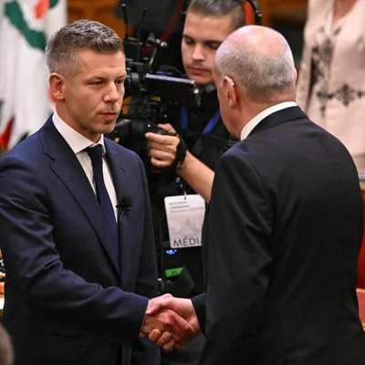Poignée de main protocolaire entre deux responsables hongrois.