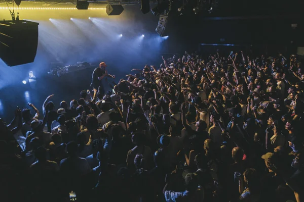 La salle de concert de La Place, temple parisien du hip-hop, animée par un performeur sur scène.