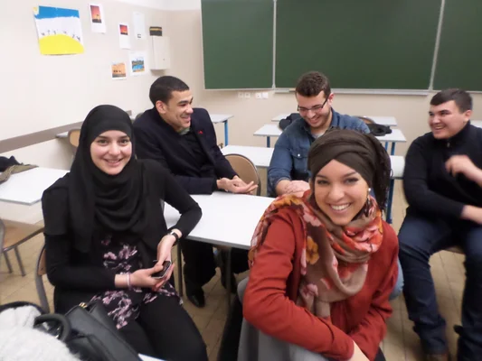 Élèves du lycée Averroès souriant en classe.