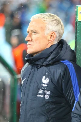 Didier Deschamps, sélectionneur de l'équipe de France, observant sous la pluie.