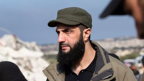 Ahmed al-Charaa, président syrien, dans une tenue décontractée lors d'une sortie publique.