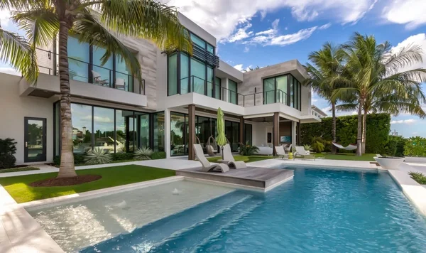 Vue de la villa de Kylian Mbappé à Madrid avec piscine et terrasses.