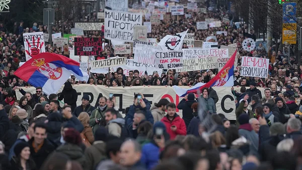Des dizaines de milliers de Serbes manifestent contre le président Aleksandar Vučić, brandissant des pancartes et des drapeaux.