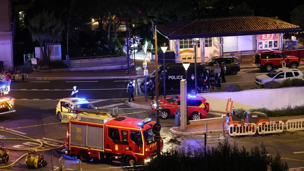 Intervention des secours après l'explosion volontaire à Monaco.