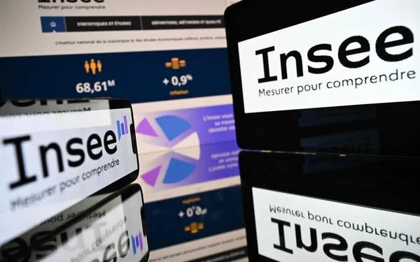 Écrans affichant le logo de l'Insee, source des données sur le taux de pauvreté.