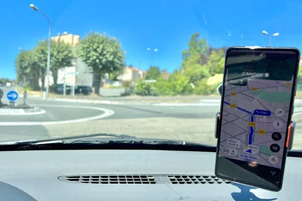 Automobiliste utilisant Google Maps comme GPS, illustration des erreurs de navigation possibles.
