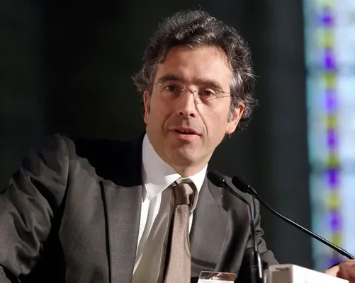 Dominique Reynié, politologue et ancien conseiller politique, prenant la parole lors d'une conférence.
