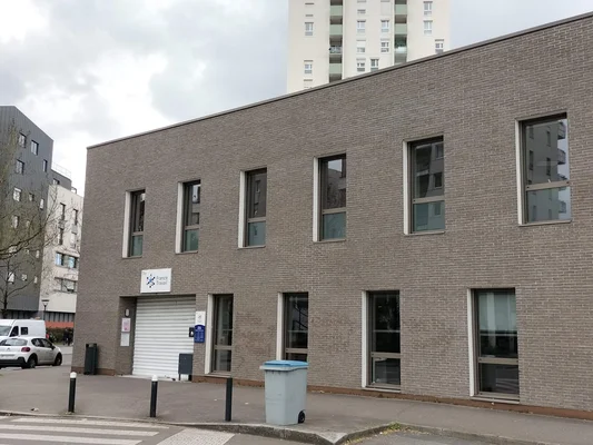 Agence France Travail à Nantes Malakoff, photographiée depuis la rue.