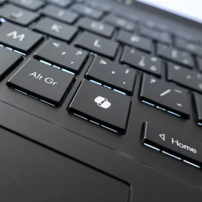 Gros plan sur un clavier d'ordinateur avec une touche personnalisée (icône de voiture) à côté de la touche Alt Gr.