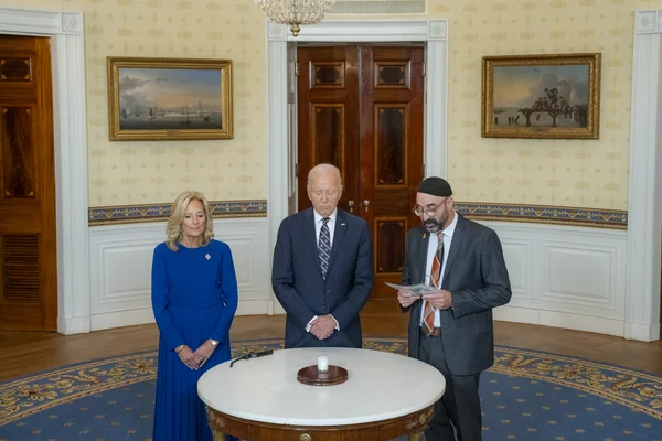 Joe Biden, Jill Biden et le rabbin Aaron Alexander lors d'une cérémonie de commémoration du 7 octobre à la Maison-Blanche.