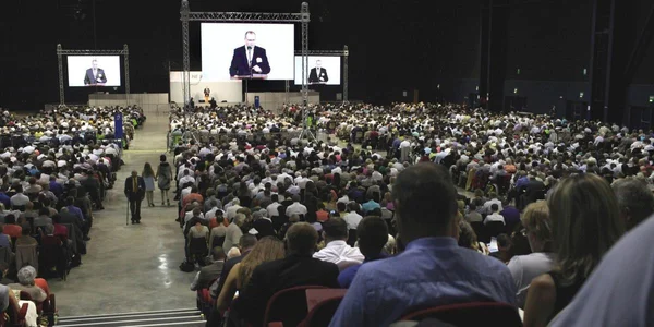 Assemblée des Témoins de Jéhovah dans une salle de congrès.