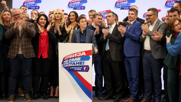 Le parti progressiste serbe célèbre sa victoire aux élections législatives, avec des banderoles appelant la Serbie à ne pas s'arrêter.