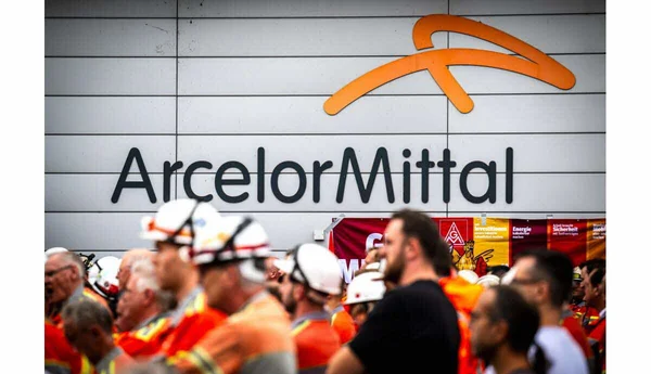 Employés d'ArcelorMittal réunis devant un site de l'entreprise.