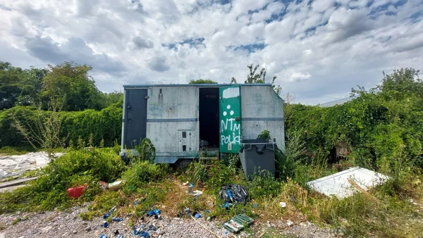 Caravane abandonnée et tags sur le site du bidonville de Stains.