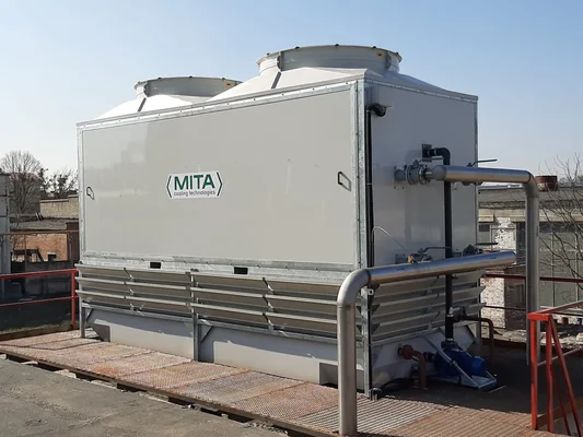 Tour de refroidissement industrielle MITA installée sur un toit-terrasse.