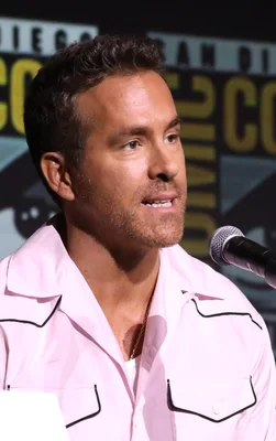 Ryan Reynolds au micro lors du San Diego Comic-Con, chemise rose.