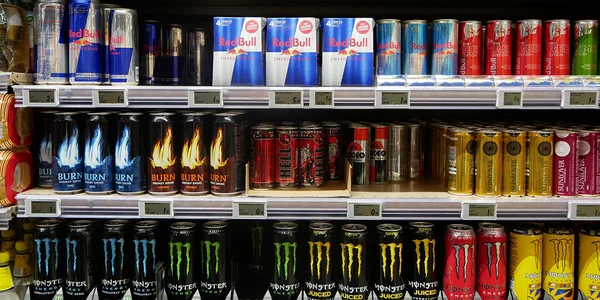 Rayon de supermarché présentant plusieurs marques de boissons énergisantes, désormais interdites à la vente aux mineurs au Québec.